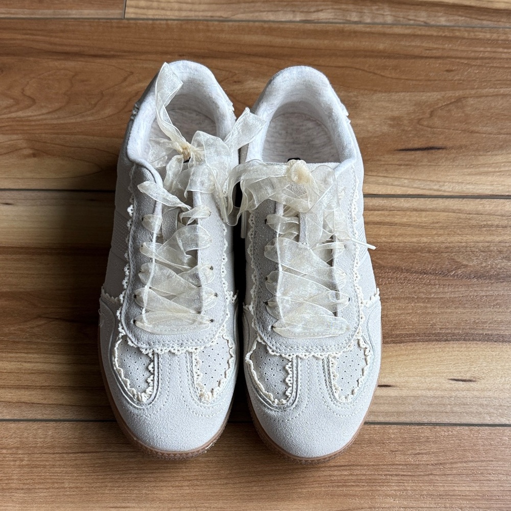 Cushionaire Aloha Inspired Cream Lace Women's Sneakers - 7.5